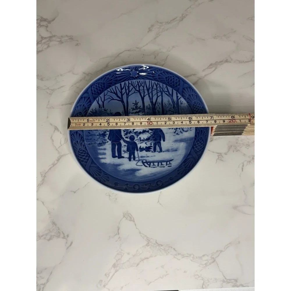 Royal Copenhagen 1979 Christmas Plate Choosing the Christmas Tree Blue White